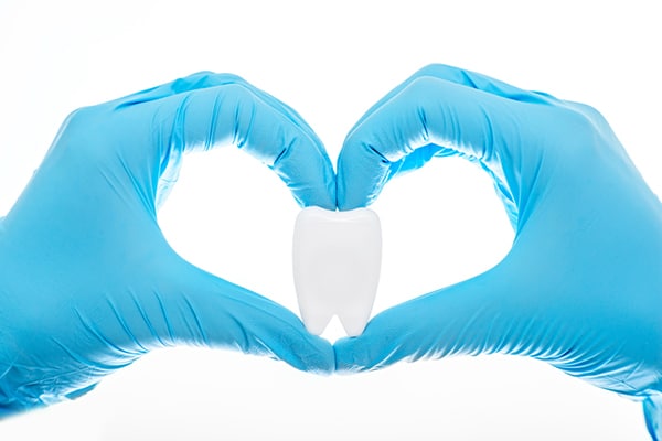 Lo sai che con l’igiene orale puoi prevenire le malattie al cuore?