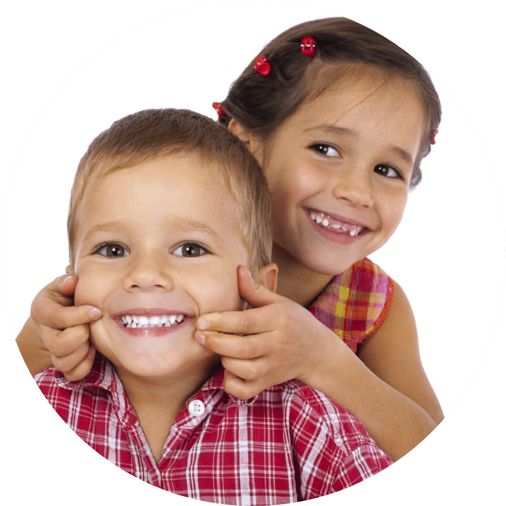 due bambini che sorridono e che mostrano i dentini